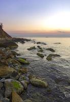 kalmte en kalmte Aan rotsachtig zee kust in de ochtend- foto