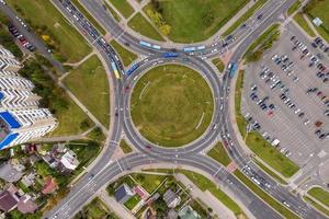 antenne visie van weg uitwisseling of snelweg kruispunt. knooppunt netwerk van vervoer genomen door drone. foto