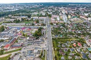 antenne panoramisch visie van een Super goed hoogte van een klein provinciaal groen stad- met een privaat sector en hoogbouw appartement gebouwen foto