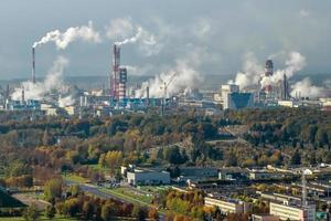 antenne panoramisch visie Aan rook van pijpen van chemisch of houten onderneming fabriek. industrieel landschap milieu verontreiniging verspilling fabriek. lucht verontreiniging concept. foto