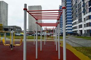 een nieuw modern veilig buitenshuis training Oppervlakte met oefening uitrusting voor sport- in de nieuw wijk van de stad in de binnenplaats van de nieuw gebouw foto