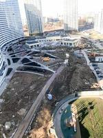 visie van de nieuw mooi woon- complex van nieuw gebouwen met gebouwen huizen monolithisch beton kader paneel meerdere verdiepingen wolkenkrabbers van de groot stad van de metropolis foto