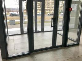 de glas Ingang Bij de Ingang naar de gebouw op te slaan kantoor met glijden dubbele deuren foto