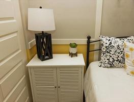slaapkamer nachtkastje met modern lamp foto