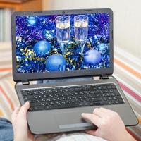 Mens accenten laptop met blauw Kerstmis nog steeds leven foto