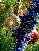 Kerstmis boom ballen en decoraties foto