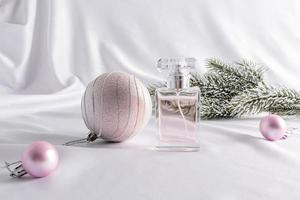 nieuw jaar presentatie en reclame van de vrouw geur. een chique fles van parfum tegen de achtergrond van de Kerstmis decoratie. foto