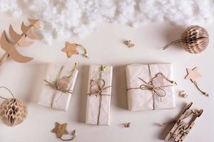 ambacht papier cadeaus en diy milieuvriendelijk Kerstmis decoraties. top visie. foto