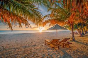 verbazingwekkend strand. romantisch stoelen zanderig strand zee lucht. paar zomer vakantie vakantie voor toerisme bestemming. inspirerend tropisch landschap. rustig toneel- kom tot rust strand mooi landschap achtergrond foto