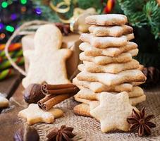 Kerstmis koekjes en klatergoud Aan een houten achtergrond foto