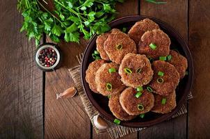 sappig heerlijk vlees schnitzels Aan een houten tafel in een rustiek stijl. foto