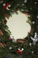 vrolijk Kerstmis en gelukkig vakantie groet kaart, kader, spandoek. nieuw jaar. pijnboom boom takken Aan wit. foto
