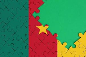Kameroen vlag is afgebeeld Aan een voltooid decoupeerzaag puzzel met vrij groen kopiëren ruimte Aan de Rechtsaf kant foto