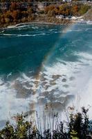 Niagara valt van de Amerikaans en Canadees kanten. regenboog over- de waterval. de meest populair toerist plaats. stormachtig rivier- dat stromen in de meer. foto