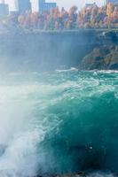 Niagara valt van de Amerikaans en Canadees kanten. regenboog over- de waterval. de meest populair toerist plaats. stormachtig rivier- dat stromen in de meer. foto