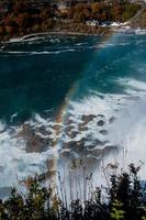 Niagara valt van de Amerikaans en Canadees kanten. regenboog over- de waterval. de meest populair toerist plaats. stormachtig rivier- dat stromen in de meer. foto