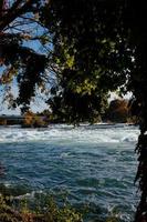 Niagara valt van de Amerikaans en Canadees kanten. regenboog over- de waterval. de meest populair toerist plaats. stormachtig rivier- dat stromen in de meer. foto