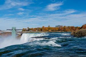 Niagara valt van de Amerikaans en Canadees kanten. regenboog over- de waterval. de meest populair toerist plaats. stormachtig rivier- dat stromen in de meer. foto