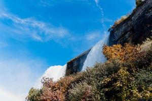 Niagara valt van de Amerikaans en Canadees kanten. regenboog over- de waterval. de meest populair toerist plaats. stormachtig rivier- dat stromen in de meer. foto