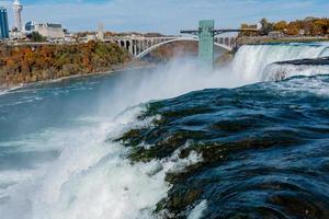 Niagara valt van de Amerikaans en Canadees kanten. regenboog over- de waterval. de meest populair toerist plaats. stormachtig rivier- dat stromen in de meer. foto