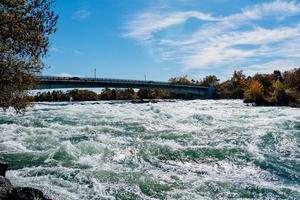 Niagara valt van de Amerikaans en Canadees kanten. regenboog over- de waterval. de meest populair toerist plaats. stormachtig rivier- dat stromen in de meer. foto