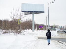 blanco reclame aanplakbord in winter. metaal reclame foto