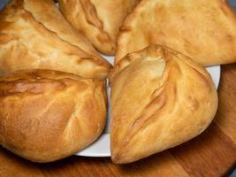 nationaal bakkerij. een taart met kool. taarten met vulling Aan de tafel. keuken van de landen van de wereld. foto