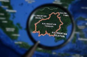 centrum Kalimantan kaart onder vergroten glas met selectief focus foto