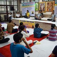 new delhi, india, 19 juni 2022 - groepsyoga-oefensessie voor mensen van verschillende leeftijdsgroepen in balaji-tempel, vivek vihar, internationale yogadag, grote groep volwassenen die yogales in de tempel bijwonen foto