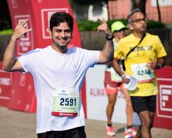 nieuw Delhi, Indië - oktober 16 2022 - vedanta Delhi voor de helft marathon ras na covid in welke marathon deelnemers over naar kruis de af hebben lijn, Delhi voor de helft marathon 2022 foto