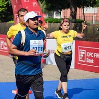 nieuw Delhi, Indië - oktober 16 2022 - vedanta Delhi voor de helft marathon ras na covid in welke marathon deelnemers over naar kruis de af hebben lijn, Delhi voor de helft marathon 2022 foto