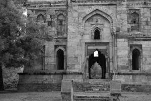 mughal architectuur binnen lodhi tuinen, Delhi, Indië, mooi architectuur binnen drie koepels moskee in lodhi tuin is zei naar worden de vrijdag moskee voor vrijdag gebed, lodhi tuin graf foto