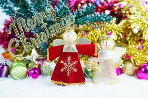 kerstpop met kerstversieringen en decoraties foto