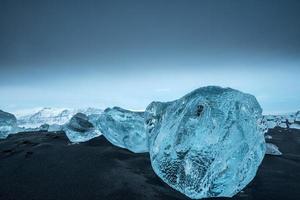 ijsbergen bij jokulsarlon in zuid-ijsland foto