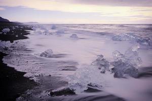 ijs op het strand - zonsopgang bij joksulsarlon, ijsland