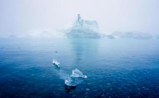 mooi levendig beeld van de IJslandse gletsjer en gletsjerlagune