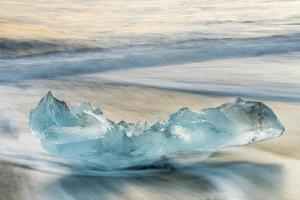 prachtig blauw ijs op het zwarte zandstrand, jokulsarlon, ijsland foto
