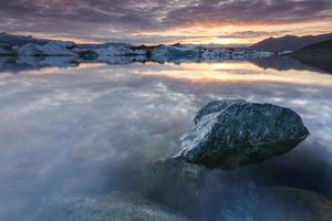 ijsbergen in jokulsarlon gletsjermeer bij zonsondergang foto