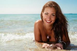 vrouw op het strand foto