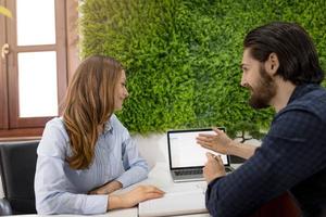 pratend over hoe wij kan verbeteren de bedrijf foto