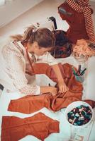 jong vrouw kleermaker Bij werk foto