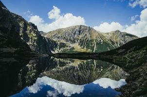 berg reflectie in een meer foto