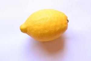 fotografie van geïsoleerde citroen voor voedselillustation foto