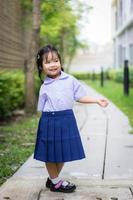 portret van gelukkig klein meisje in Thaise schooluniform foto
