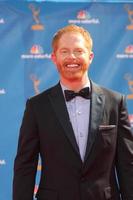 los engelen, aug 29 - jesse tyler ferguson arriveert Bij de 2010 emmy prijzen Bij nokia theater Bij la leven Aan augustus 29, 2010 in los engelen, ca foto