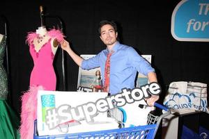 los engelen, nov 17 - ben feldman Bij de druk op afval voor nbc s telenovela en superstore Bij de universeel studio's Aan november 17, 2015 in los engelen, ca foto