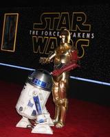 los engelen, dec 14 - r2-d2, c-3po Bij de ster oorlogen - de dwingen ontwaakt wereld première Bij de Hollywood en hoogland Aan december 14, 2015 in los engelen, ca foto