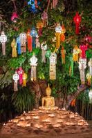 Boeddhabeeld omringd door kaarsen tijdens loy kratong festival