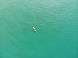 luchtfoto van een boot op een groene zee foto