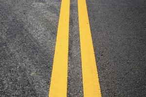 geel van verkeerslijnen op de weg